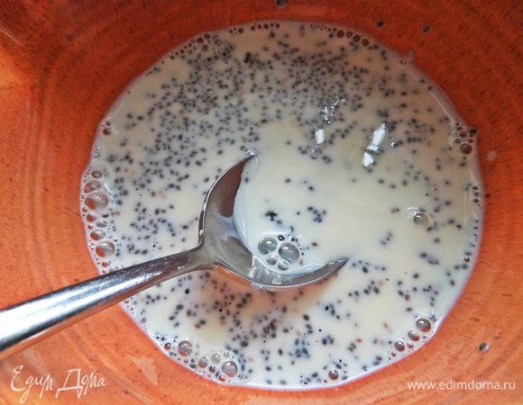 Размешиваем ложкой, чтобы не было комочков. Так как чиа-семена набухают не сразу, убираем в холодильник на 4 часа или на ночь.