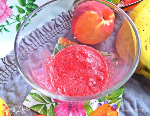 На дно бокала налить малиновое пюре.