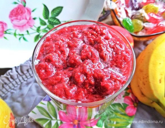 Закрыть малинкой. Если бокал высокий, продолжить слои дальше.