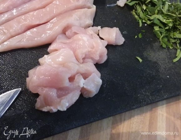 Порубить зелень. Куриное филе мелко нарезать (если вы не уверены в своем блендере, сделайте из филе сначала фарш, так блендеру будет легче справиться со своей задачей). 