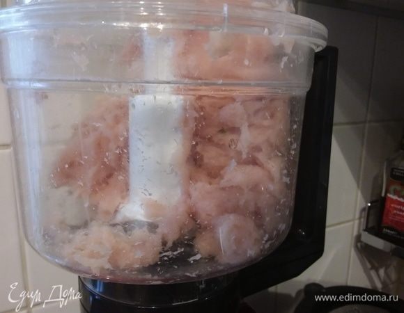 Переложить мясо в блендер (сначала половину, пробить, затем остальное, опять пробить). 