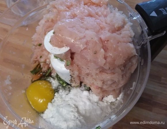 Добавить зелень, яйцо, кукурузный крахмал, соль, перец, коньяк, в котором была замочена клюква. 
