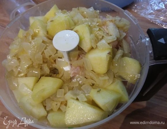 Выложить яблоки с луком. 