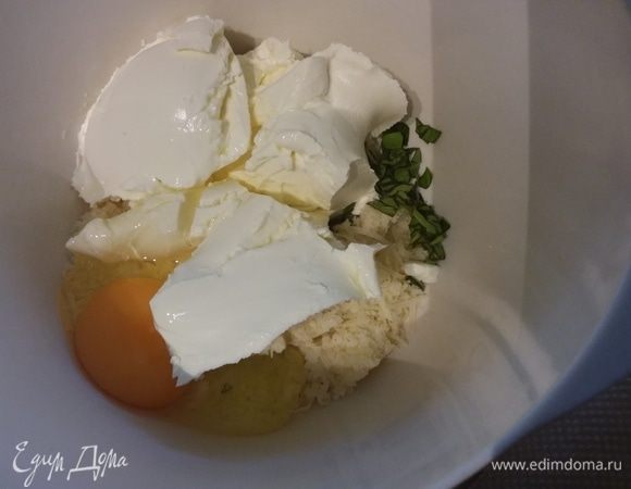 Перенести на противень, покрытый пергаментной бумагой. Пармезан натереть на терке и соединить со свежим сыром (у меня Филадельфия), с базиликом, яйцом, солью по вкусу и щепоткой сахара. 