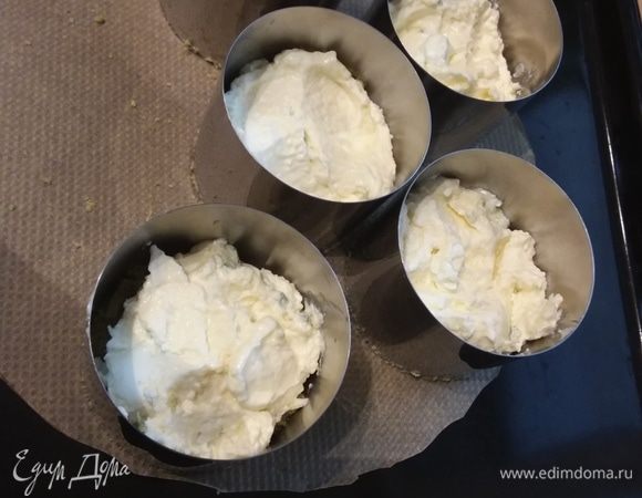 Разложить по формочками, запекать в заранее разогретой до 150°С духовке 15 минут. 