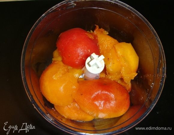 Крупные абрикосы помыть, удалить косточки и измельчить в блендере.