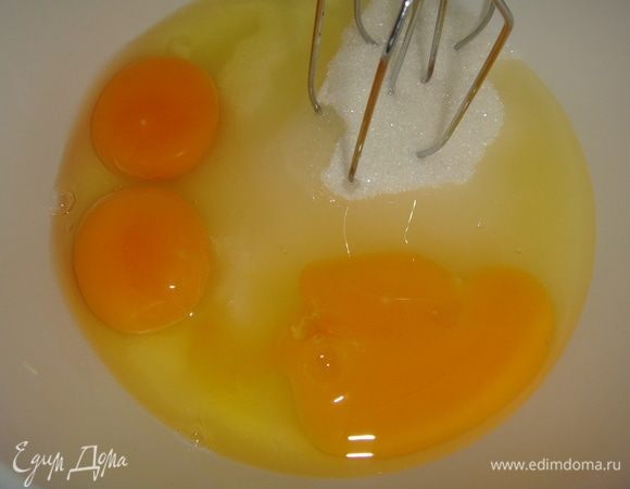 Миксером взбить яйца с сахаром. Добавить растопленное сливочное масло и пюре из абрикосов.