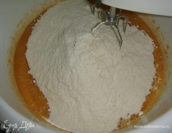 Просеять муку с разрыхлителем, всыпать соль и взбить миксером до однородной консистенции.