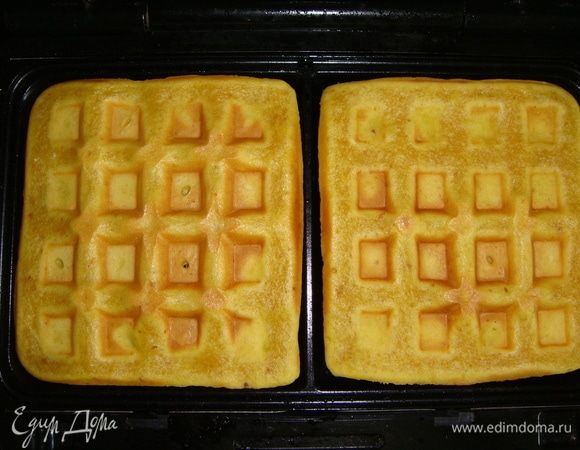 Закрыть вафельницу и выпекать вафли до золотистого цвета, примерно 15 минут.