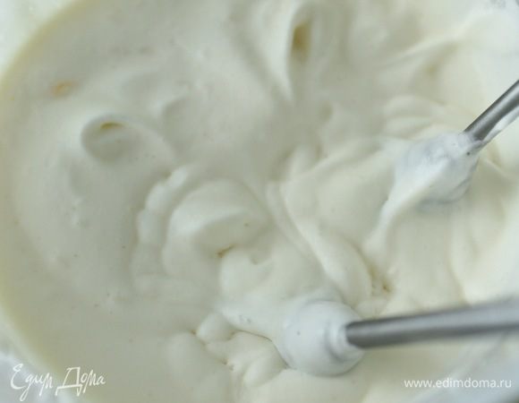 Приготовление лучше начать с мусса. Распустить желатин. На минимальной скорости взбить маскарпоне, добавить желатин.