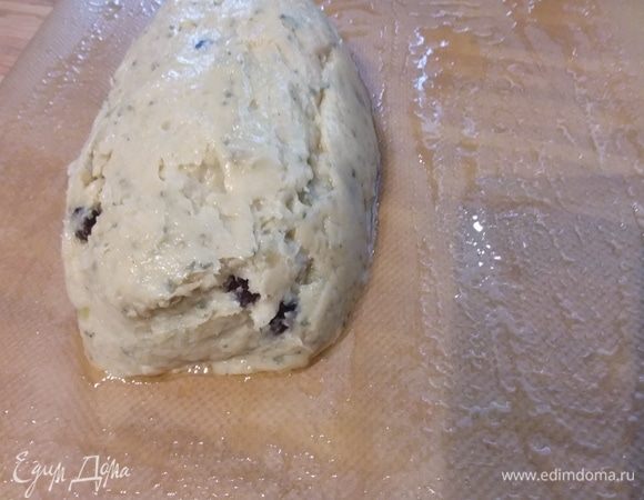 Пергамент смазать растительным маслом, выложить фарш, сформировать террин.