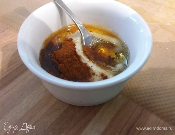 Смешать все ингредиенты для глазури. Яблочный джем можно заменить на мед или кленовый сироп. 