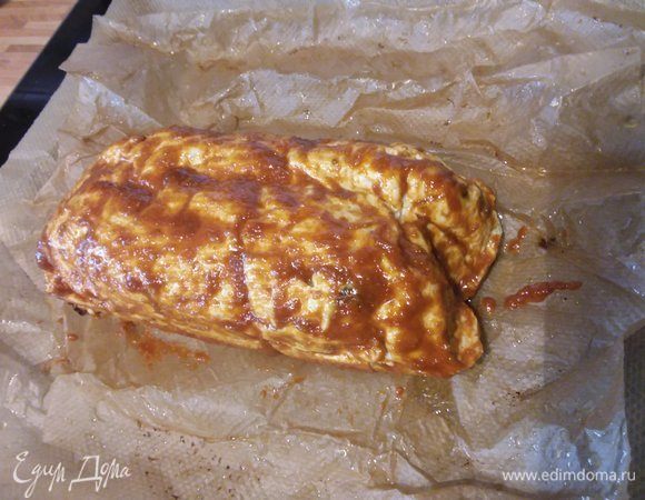 Через 30 минут достать террин, открыть, аккуратно слить образовавшийся сок, смазать кисточкой глазурью и запекать еще 20 минут. 