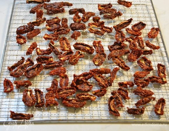 Помидоры любого сорта помыть, разрезать вдоль пополам, выложить на решетку срезом вверх, сушить при 70°С 36 часов. Я сушила по 12 часов 3 дня. Можно ускорить процесс и нарезать помидоры еще мельче, но так, чтобы не провалились в дырку решетки.