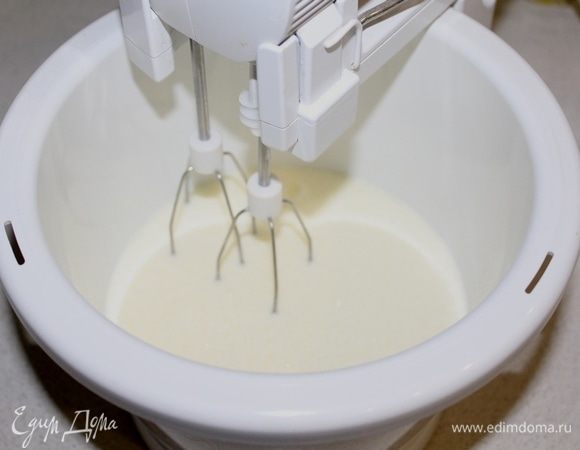 Взбить яйца с йогуртом до однородного состояния. Добавить муку и ваниль, перемешать.