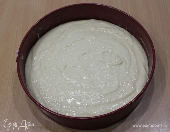 Тесто перелить в форму 24 см (а лучше 26 см). Сливы слегка утопить в тесте.