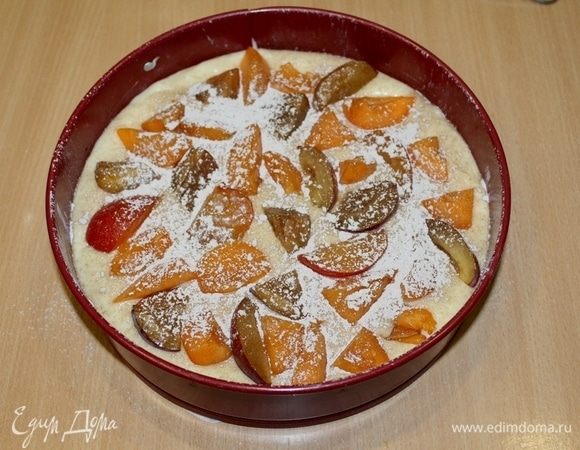 Сверху уложить сливы, порезанные крупными ломтиками. Пирог посыпать сахарной пудрой с корицей.