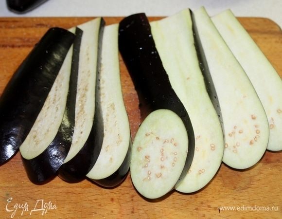 Баклажаны нарезать на дольки, посыпать солью и оставить на 15 минут. Затем удалить выделившуюся влагу бумажной салфеткой и обжарить на сковороде-гриль с небольшим количеством оливкового масла.
