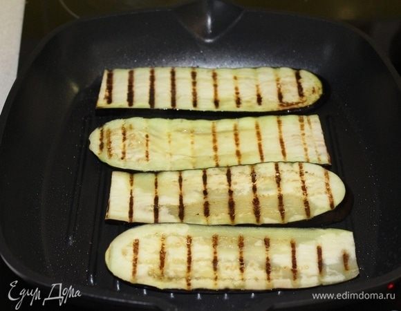 Обжаренные баклажаны выложить на салфетку.