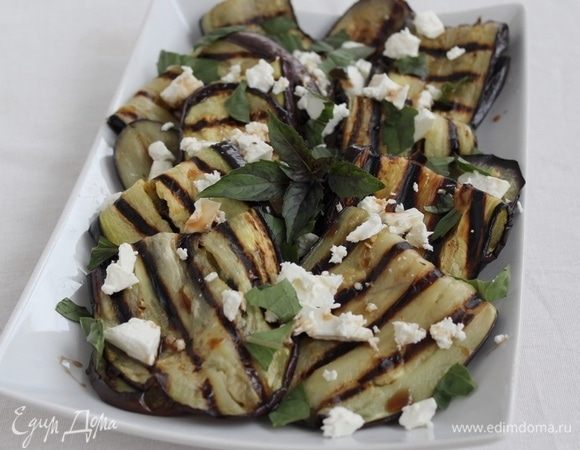 Затем все просто: слегка посолить, поперчить, полить гранатовым соусом, посыпать брынзой и базиликом.