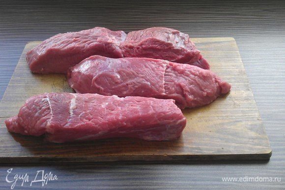 Филе мяса промываем, срезаем все лишнее (пленки, шкурки, жир), обсушиваем мясо х/б тканью. Нарезаем кусками толщиной 6 см, шириной 10 см, длиной 20 см.