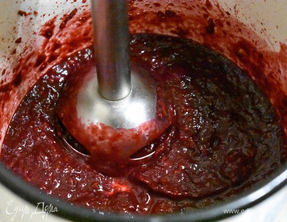 Блендером измельчаем ягоды. Затем полученную массу протираем через сито. Пюре должно получиться густым.