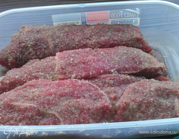 Перемешиваем ингредиенты для маринада № 1. Натираем им тщательно мясо. С двух сторон, предварительно в кусках сделав надрезы или проколы вилкой. Соль должна попасть и в надрезы. Помещаем мясо на лоток, желательно, но не обязательно, внизу с решеткой, чтобы жидкость стекала. Убираем в холодильник на двое суток. Ежедневно жидкость с лотка сливаем. По истечении указанного времени, говядину вынимаем, промываем тщательно от соли, обсушиваем х/б тканью. (Мы дали мясу «отдохнуть» 12 часов в холодильнике в лотке).