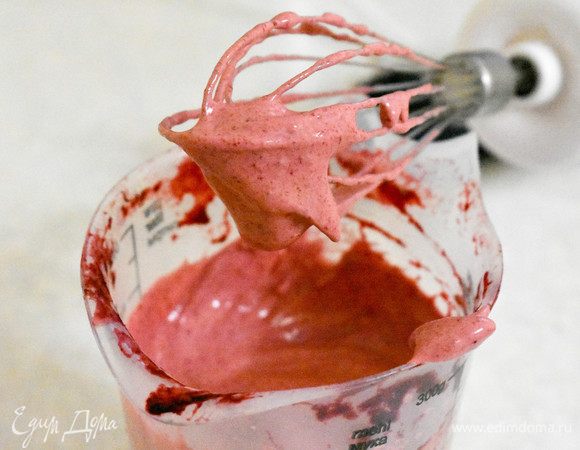 В охлажденное пюре добавляем холодный белок. Хорошо взбиваем миксером до твердых пиков.