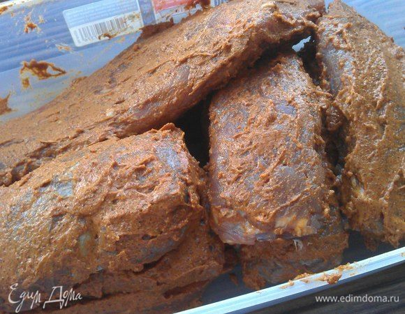 Далее готовим маринад № 2, смешав ингредиенты. Если будете добавлять чеснок, пропустите его через пресс. Влейте вино небольшими порциями и перемешайте массу. Консистенция должна быть, как у сметаны. Тщательно натираем поверхность кусков мяса маринадом № 2. Мясо должно быть полностью со всех сторон обмазано маринадом. Убираем еще на двое суток в холодильник.