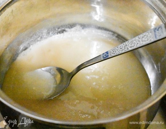 Агар-агар заливаем водой, добавляем сахар и ставим на средний огонь. Варим, постоянно помешивая, минут 10, пока сироп не будет стекать с ложки непрерывной нитью. Немного остужаем и тонкой струйкой добавляем в ягодную массу, не переставая взбивать ее блендером. 