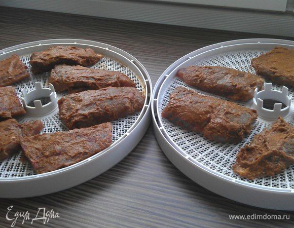 Бастурма считается готовой, если при прощупывании ощущается твердость снаружи и упругая текстура мяса внутри (как сыровяленая колбаса).