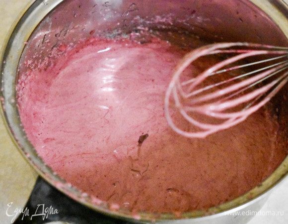 Хорошо взбиваем до устойчивых пиков. 