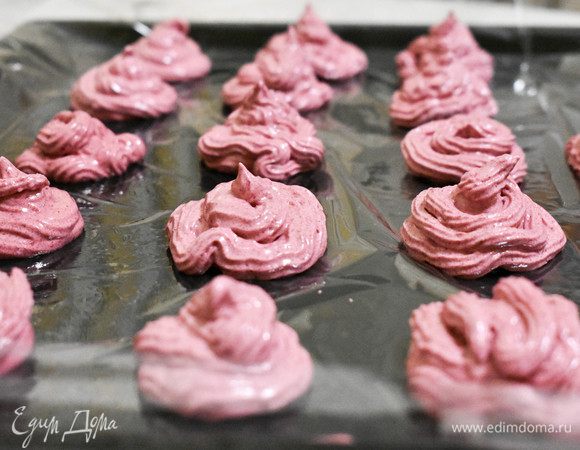 Отсаживаем зефир на силиконовый коврик, бумагу для выпечки. Я использовала пленку для запекания. Оставляем зефир подсохнуть примерно на 12 часов. 