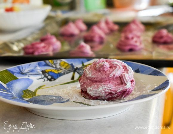 Половинки подсохшего зефира склеиваем липкими основаниями и обваливаем в сахарной пудре.