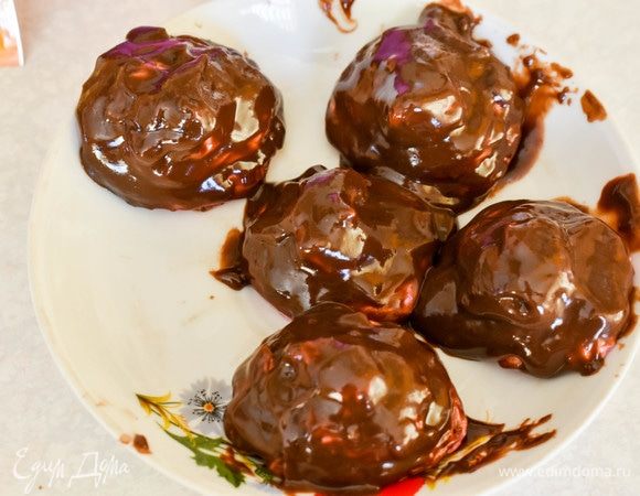 Я решила несколько штучек полить шоколадом. Для этого плитку растопила с небольшим количеством молока. Немного остудила массу и покрыла ею зефир. Эти зефиры нужно подержать в холодильнике до застывания шоколада.