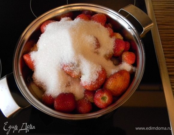 Ягоды засыпаем сахаром, довести до кипения и проварить до получения сиропа.