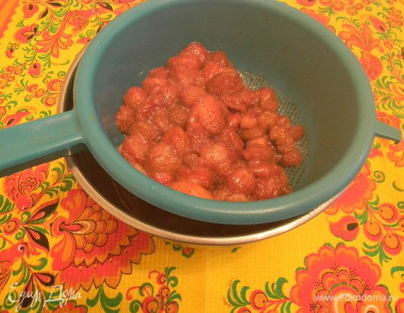 Отделяем сироп от ягод.