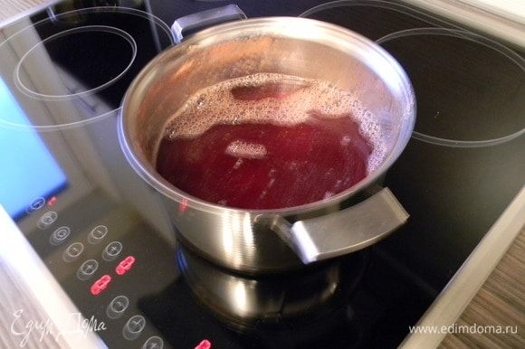 В кипящий ягодный сироп влить струйкой агар-агар, довести до кипения и проварить в течение 2 мин.