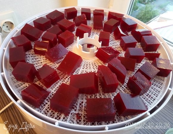 Ягодное желе порезать на дольки или кубики, выложить на поддон с сеткой, и ставим сушиться  на 12 часов при температуре 55-60°С.  