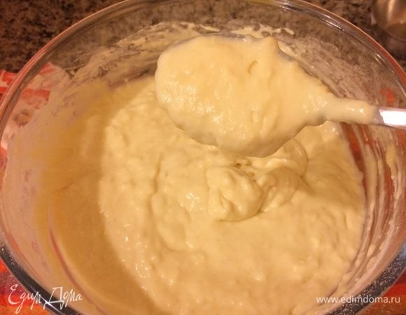 Замесить тесто, но сильно не перемешивать.