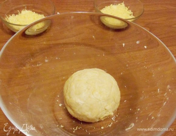 Ложка за ложкой влить холодную воду. Тесто долго не месить. Слепить тесто в комок.