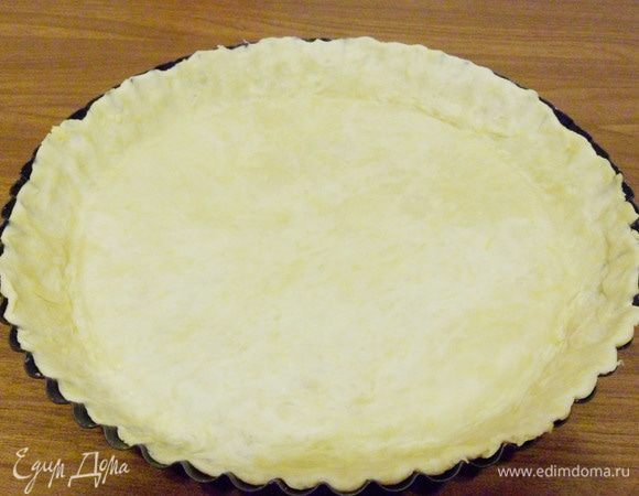 С помощью скалки перенести тесто в форму. Поставить в холодильник на полчаса.