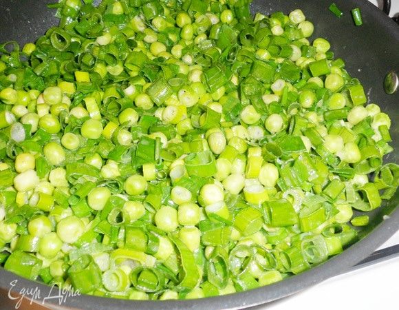 Тушить на небольшом огне под крышкой до мягкости около 10 минут.