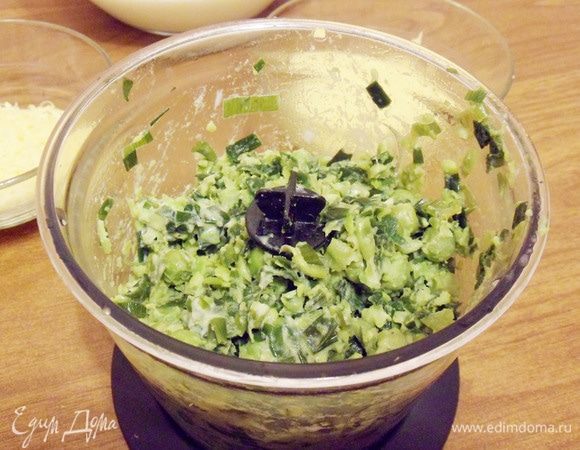 Затем переложить начинку в блендер и измельчить в крупнозерненное пюре.