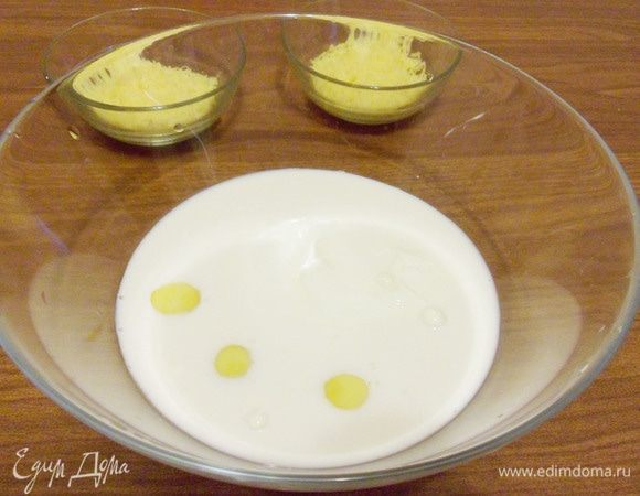 В миске смешать молоко, яйца, сметану, немного посолить.