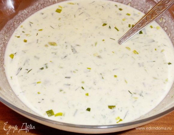 Добавить измельченную смесь зеленого горошка и лука, вторую часть сыра. Хорошо перемешать.