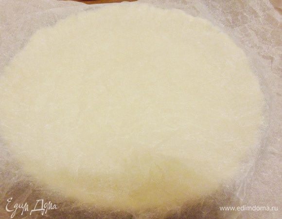 Форму с тестом достать из холодильника, застелить пергаментной бумагой.