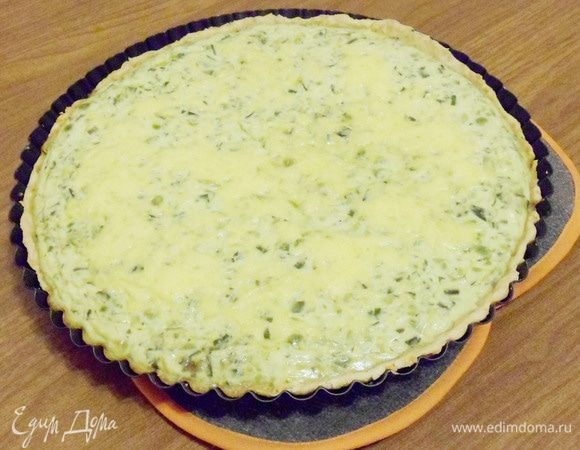 За 5-10 минут до готовности посыпать поверхность пирога оставшимся сыром.