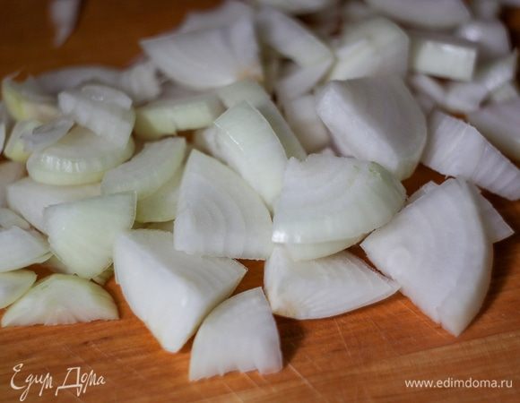 Две средние луковицы почистить и нарезать средними кусками.
