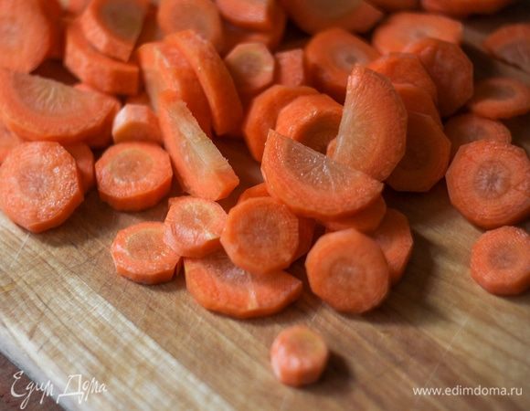 Две средние или три маленькие морковки почистить и нарезать средники кусками.